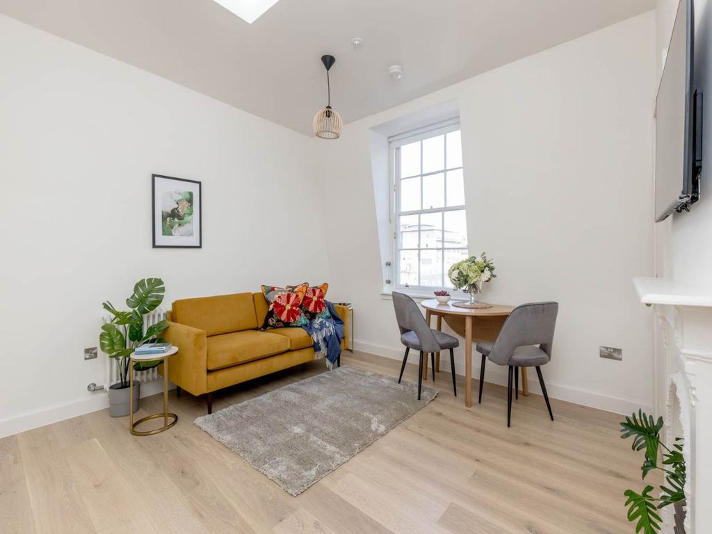 Property photo 3 of 11 60487_Castlest070