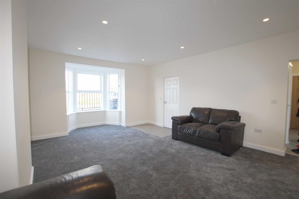 Property photo 2 of 7 Living / Dining Room: