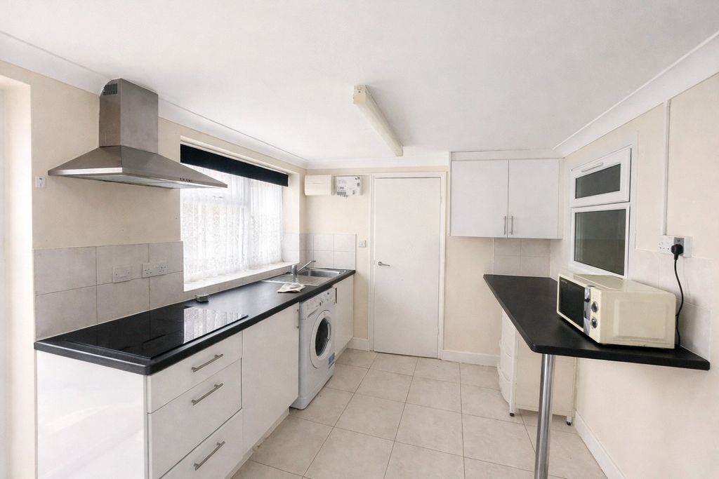 Property photo 3 of 6 Kitchen