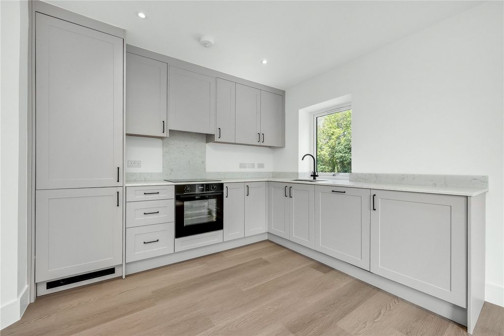 Property photo 2 of 10 Kitchen/Reception
