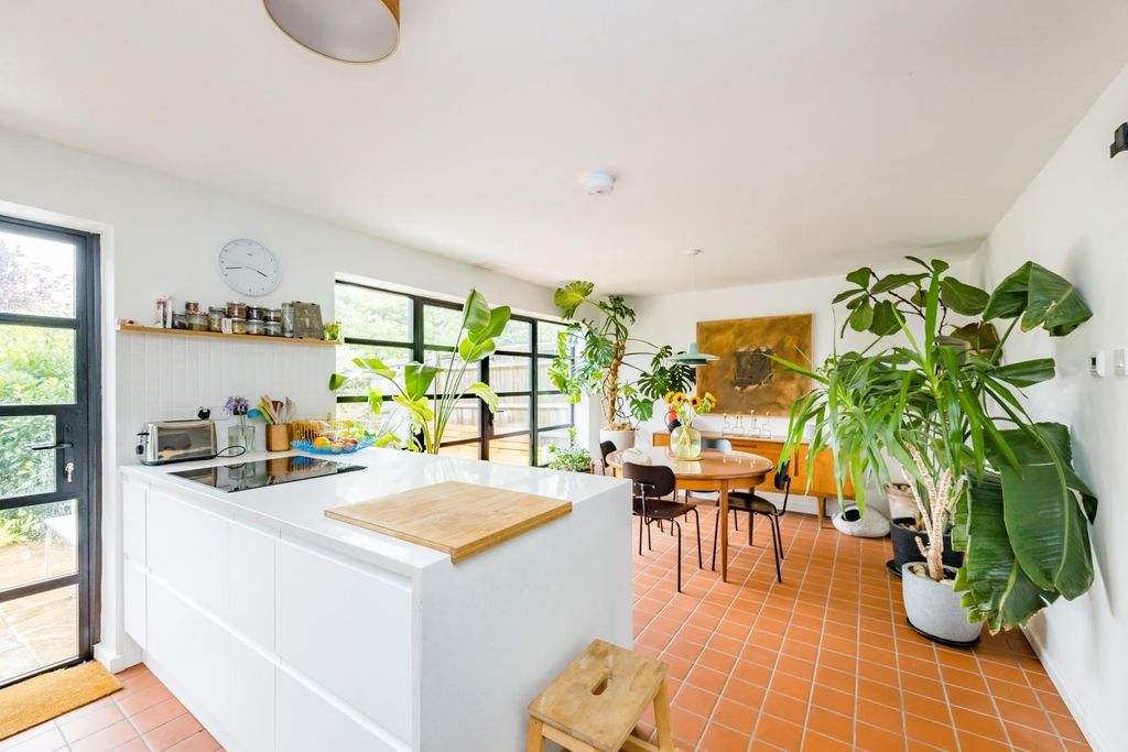 Property photo 1 of 27 Queen Alexandra Avenue, 10-15.Jpg