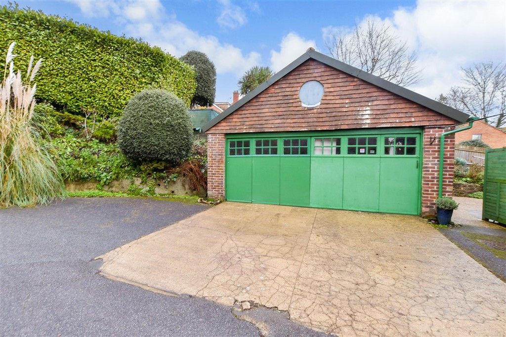 Property photo 2 of 18 Garage