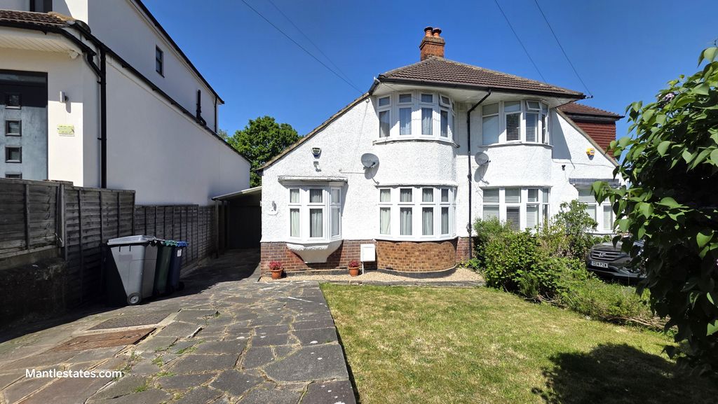 Property photo 1 of 26 3 Bed Semi-Detached House For Sale Derwent Avenue, East Barnet En4