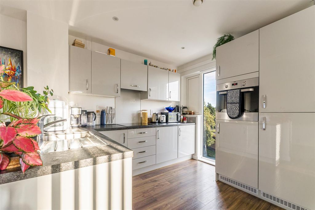 Property photo 3 of 47 Dunedin Road, E10