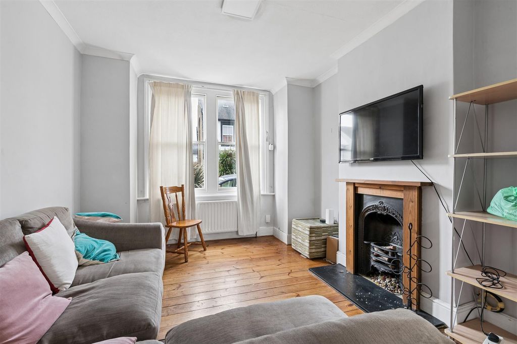 Property photo 2 of 10 11 Marlborough Road Sw19 2Hf Reception 1.Jpg