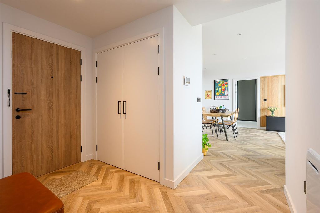 Property photo 3 of 30 Entrance Hall