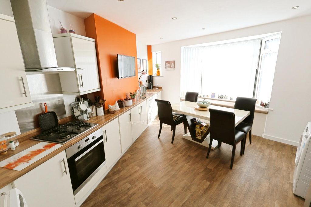 Property photo 3 of 11 Kitchen