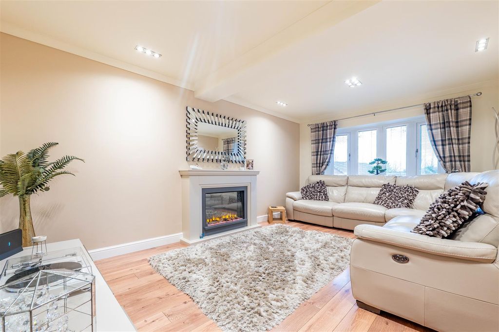 Property photo 2 of 35 Lounge