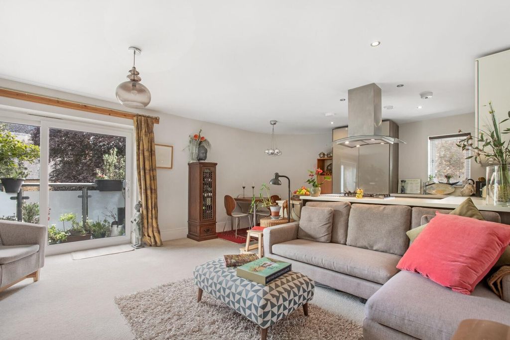 Property photo 2 of 11 1