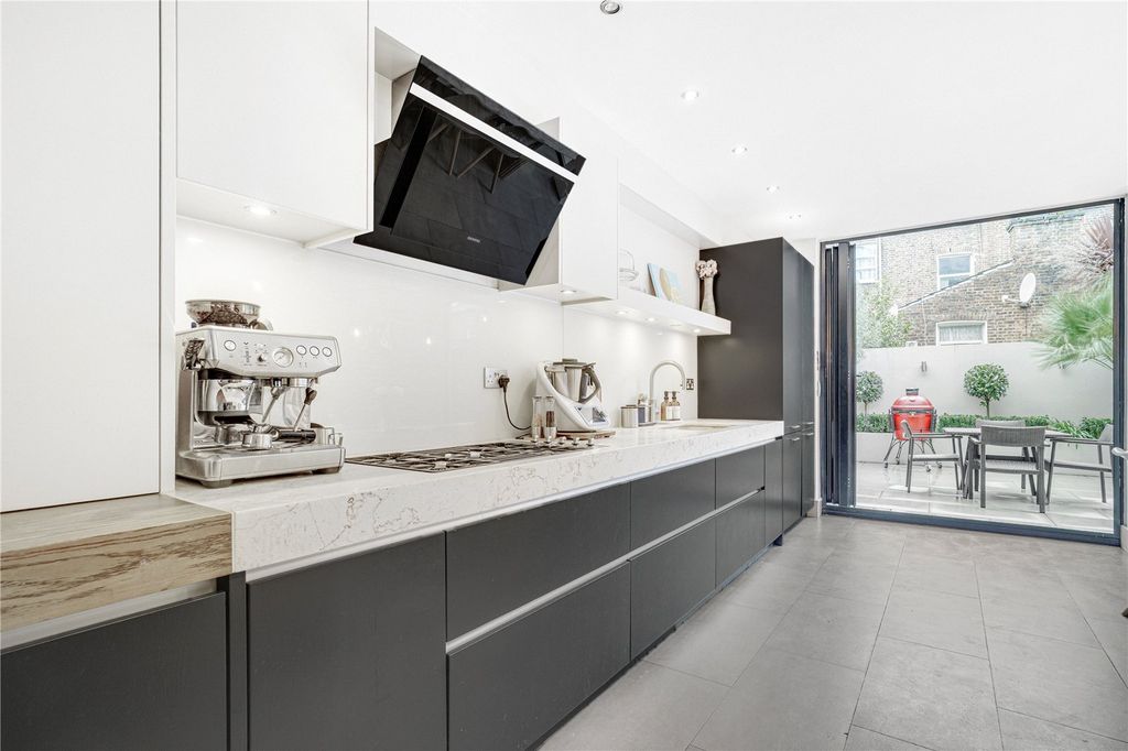 Property photo 3 of 14 Kitchen