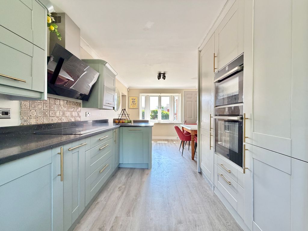 Property photo 3 of 25 Kitchen