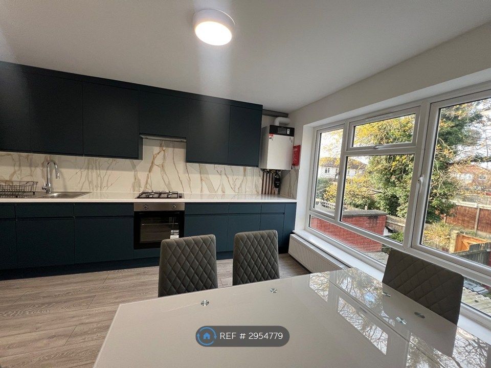 Property photo 1 of 12 Large Kitchen + Dinner