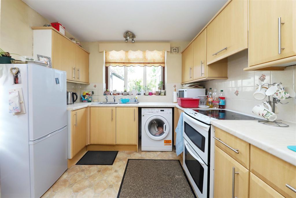 Property photo 3 of 11 Kitchen