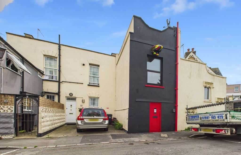 Property photo 1 of 32