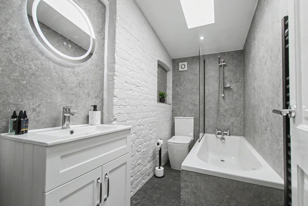 Property photo 3 of 13 Bathroom