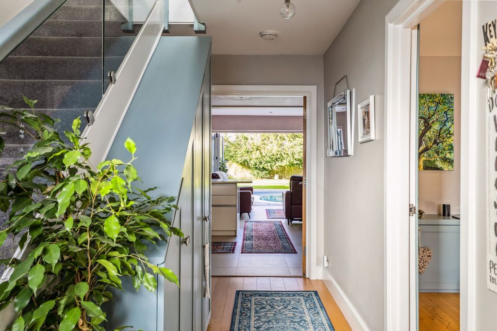 Property photo 2 of 27