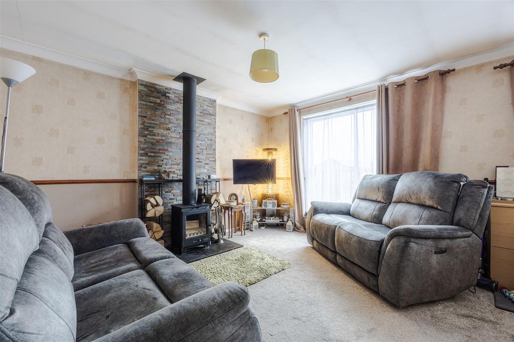 Property photo 2 of 9 Lounge