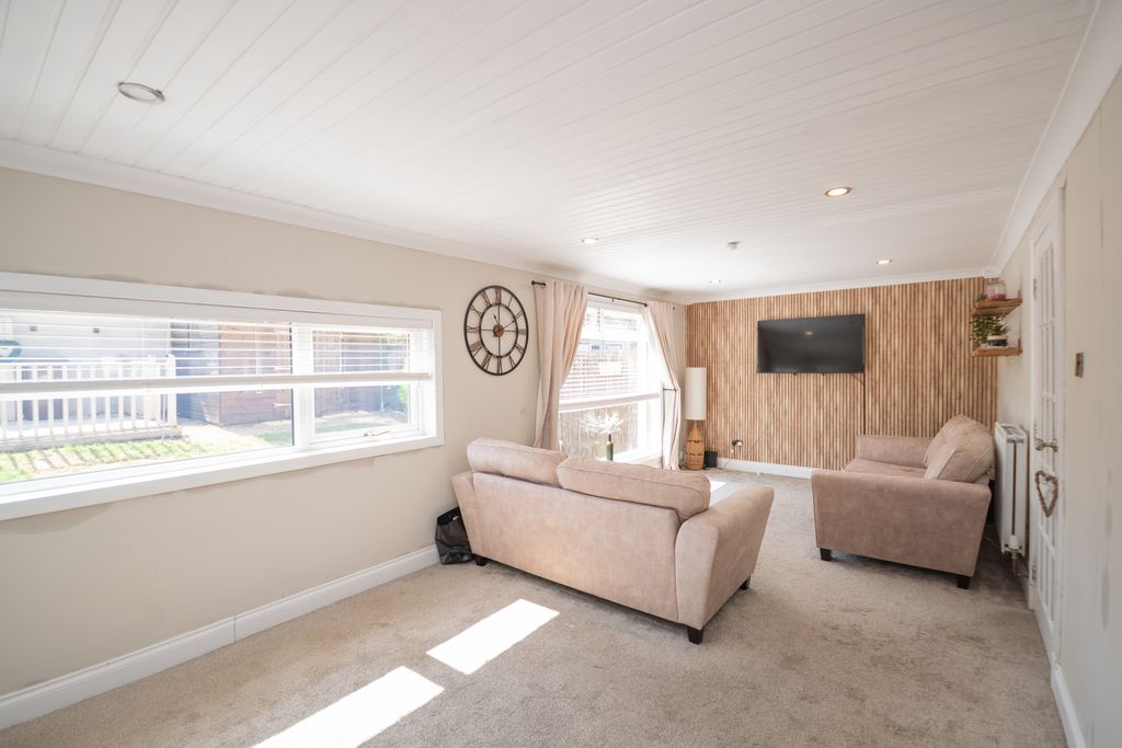 Property photo 3 of 15 Lounge