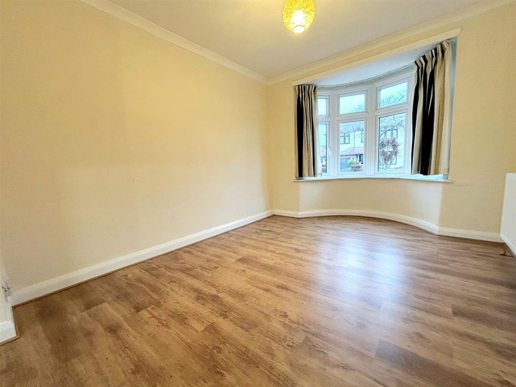 Property photo 3 of 13 Lounge.