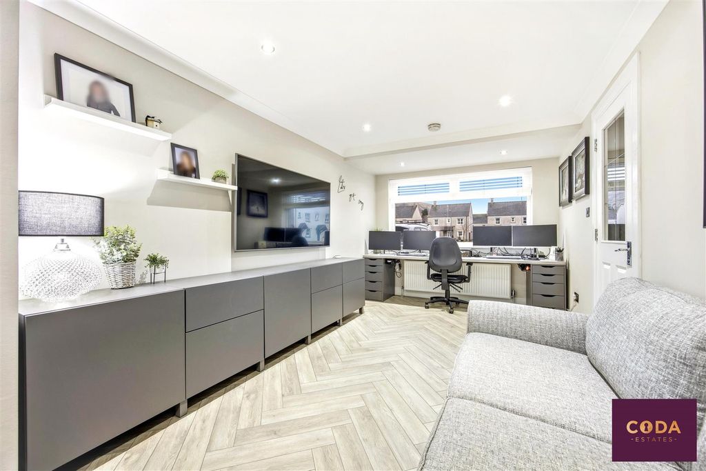 Property photo 3 of 37 19_Village_Green_Lennoxtown_014_Blurred.Jpg