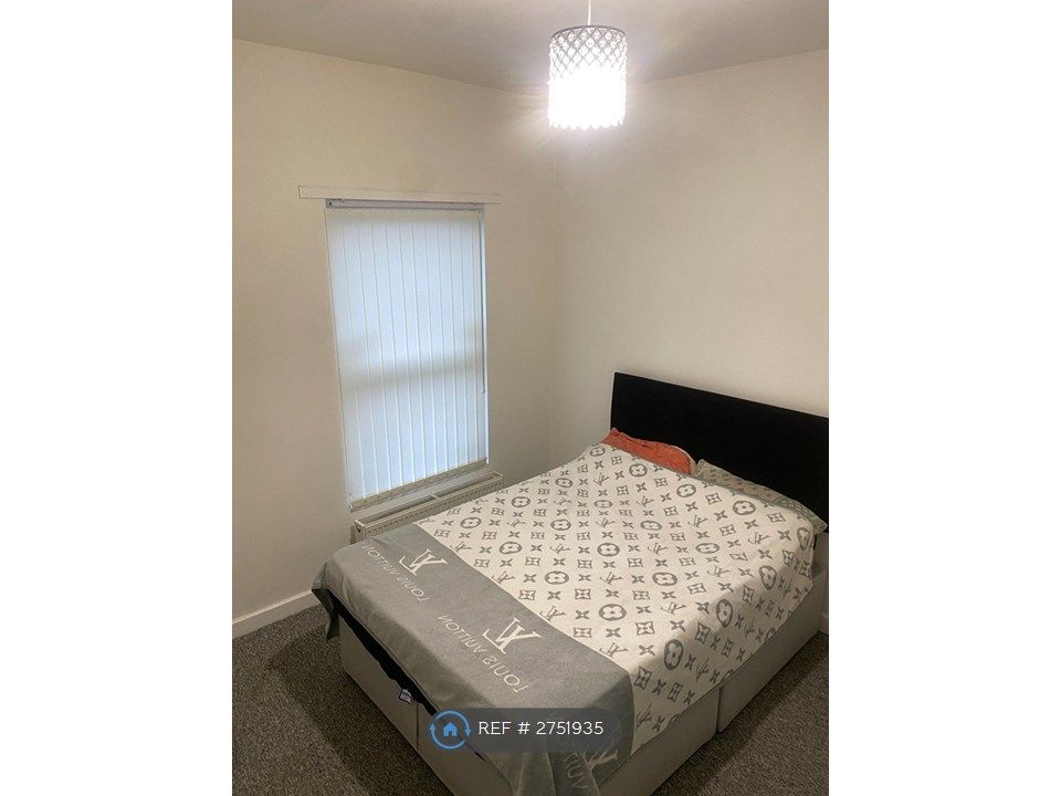 Property photo 3 of 8 Main Bedroom