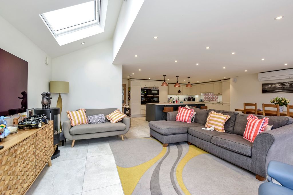 Property photo 2 of 33