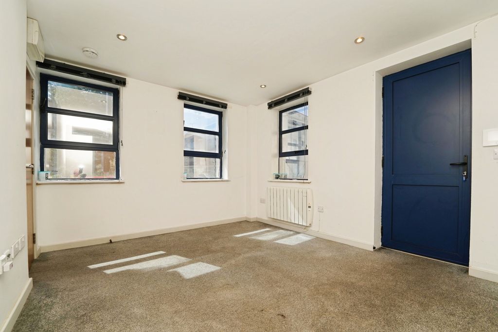 Property photo 2 of 11 Pbox-Img.Jpg