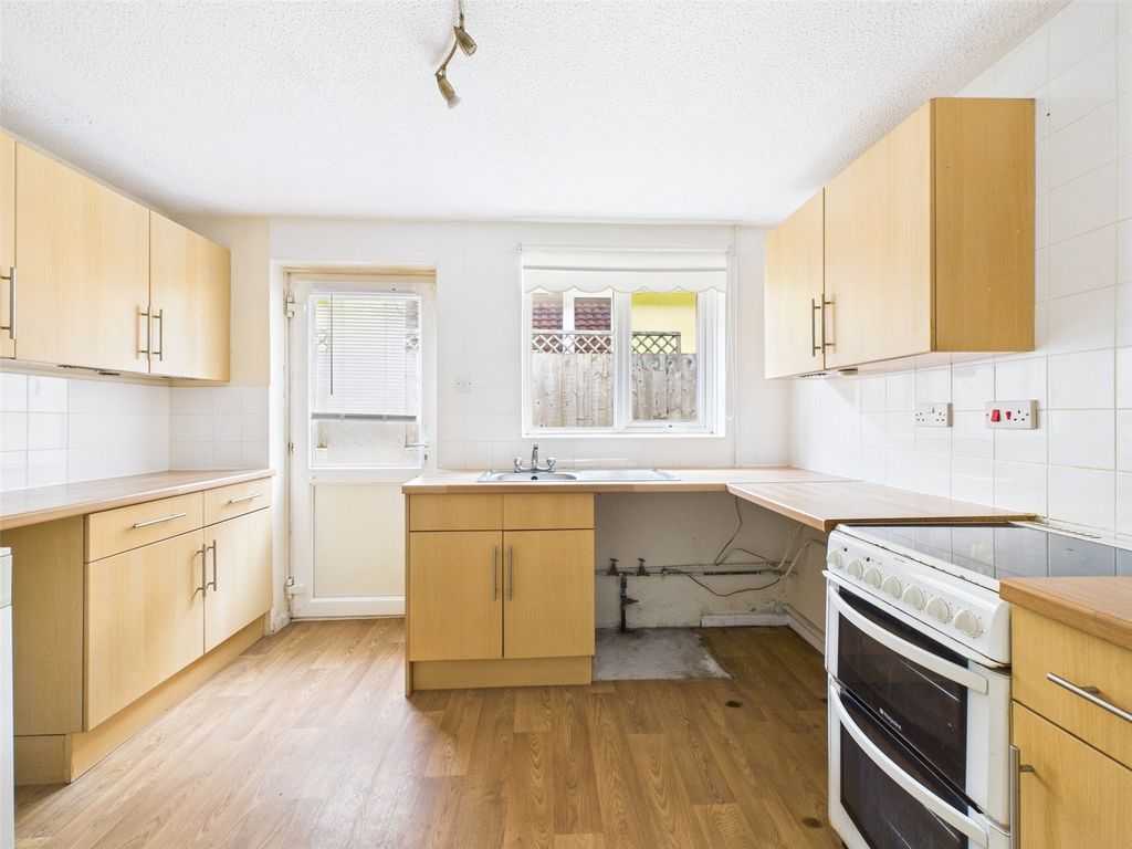 Property photo 3 of 10 Kitchen