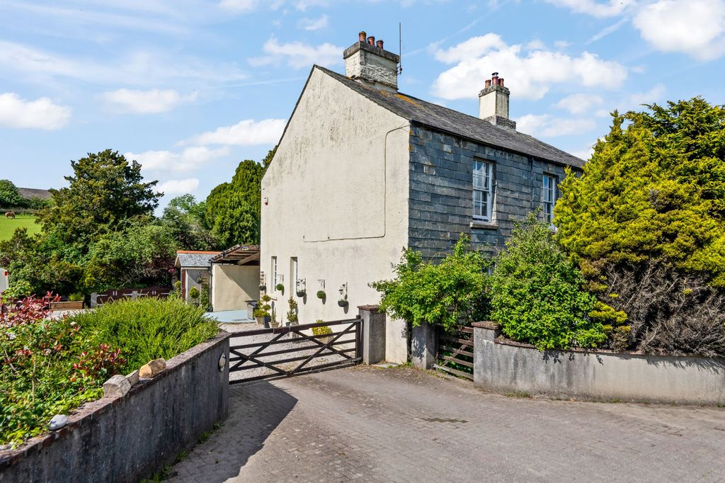 Property photo 2 of 34