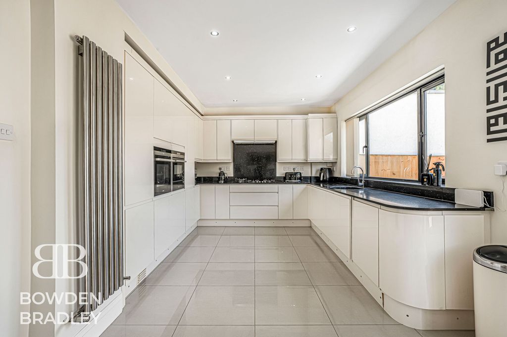 Property photo 2 of 31
