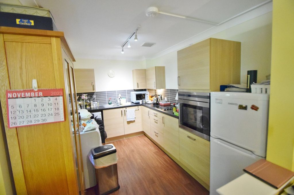 Property photo 3 of 8 Kitchen