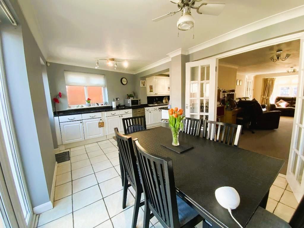 Property photo 2 of 22 L-Shaped Kitchen/Diner 20'7 x 16'1