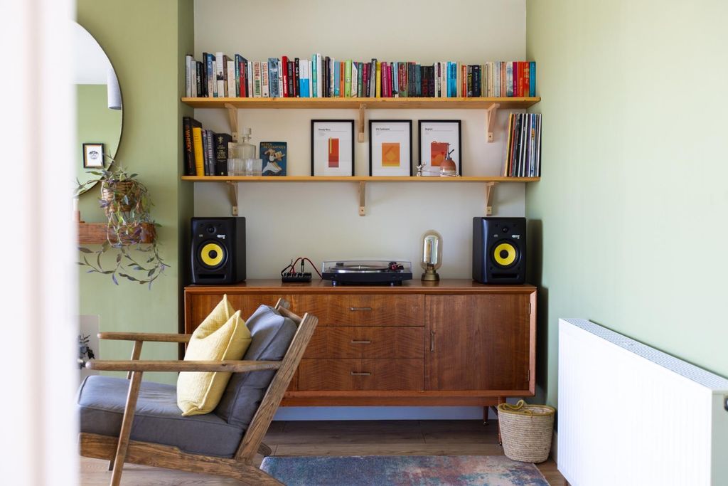 Property photo 3 of 26 130 Qeensdown Gardens-16.Jpg
