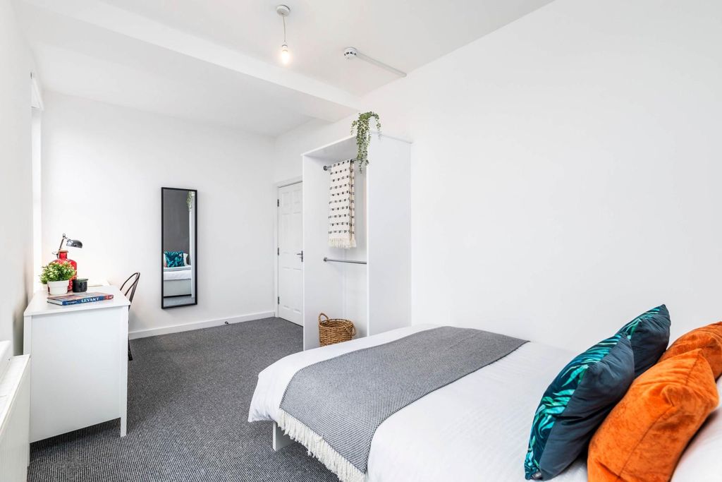 Property photo 3 of 9 A Clean And Bright Single Bedroom Featuring A Comf...