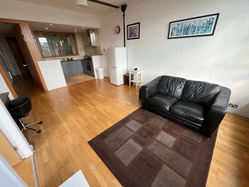Property photo 3 of 19 Lounge
