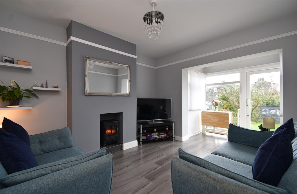 Property photo 3 of 18 Living Room