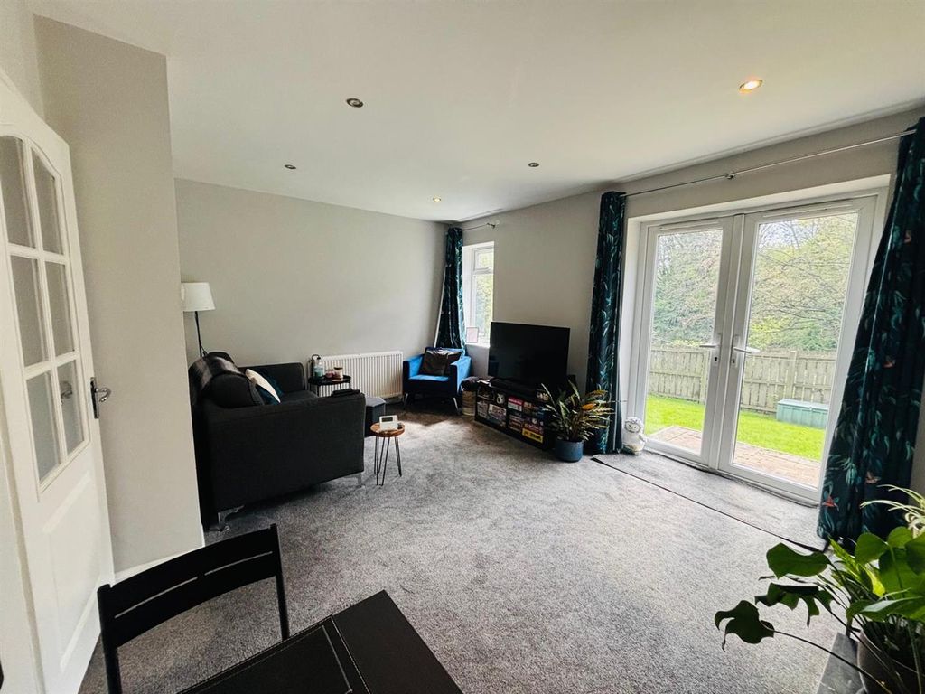 Property photo 2 of 13 Living Room / Dining Area: