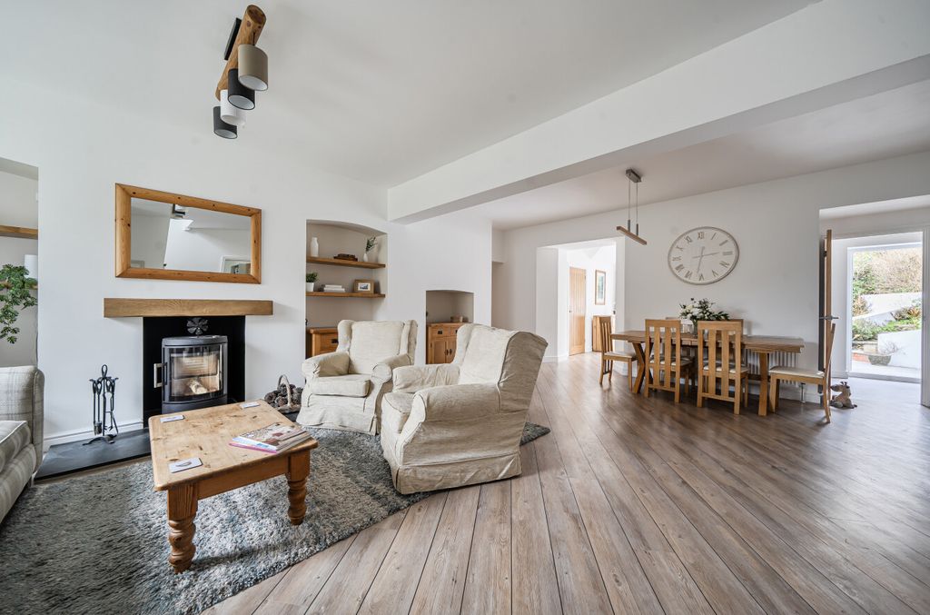 Property photo 2 of 20 Living Space