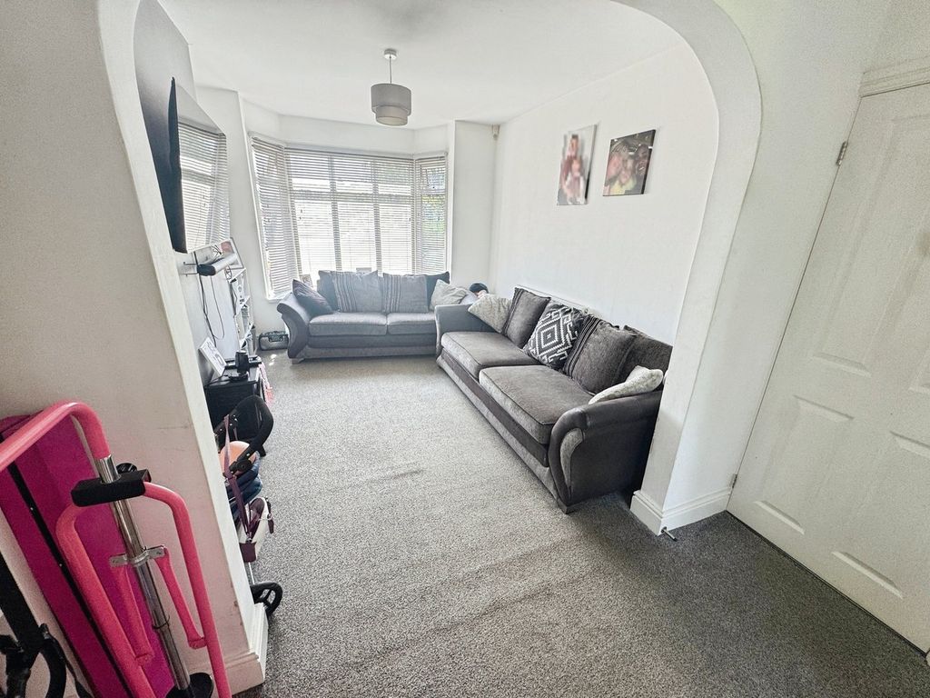 Property photo 3 of 13 Lounge