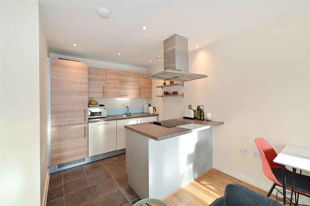 Property photo 3 of 13 Windsor-Apartments (1).Jpg