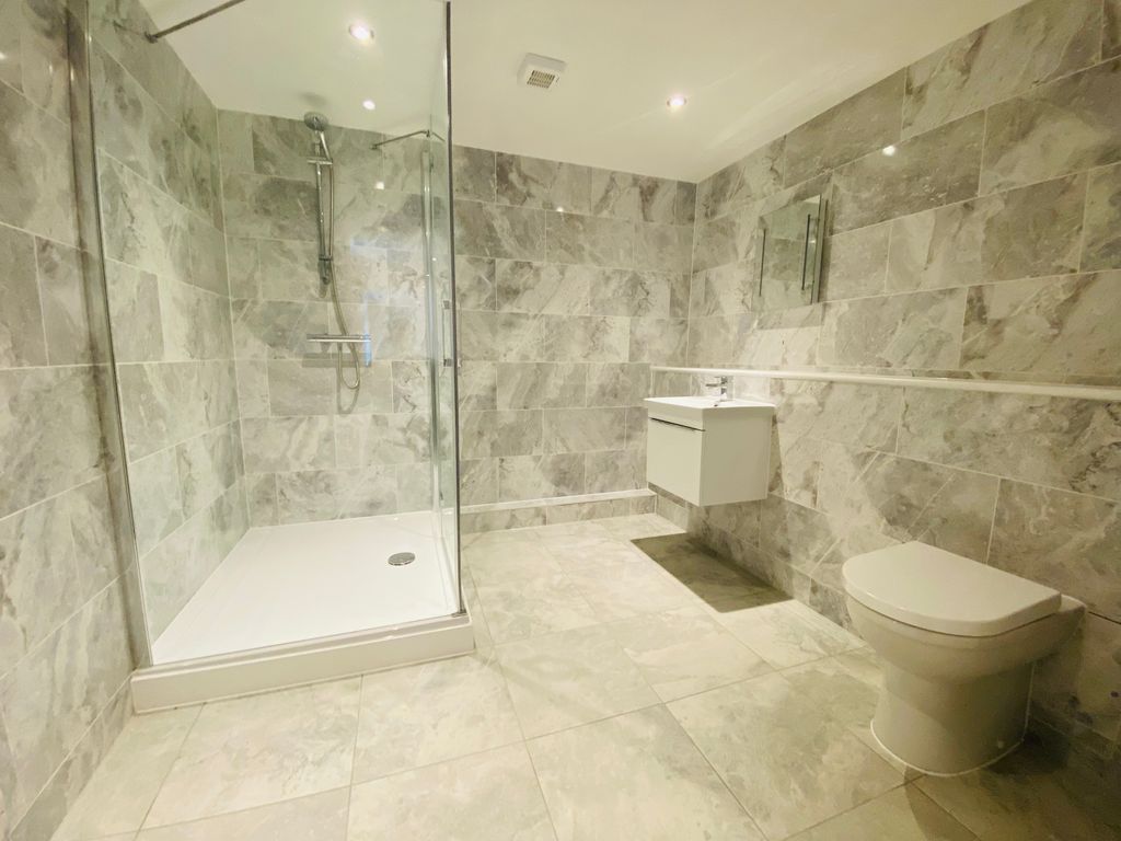 Property photo 2 of 9 En-Suite Bathroom