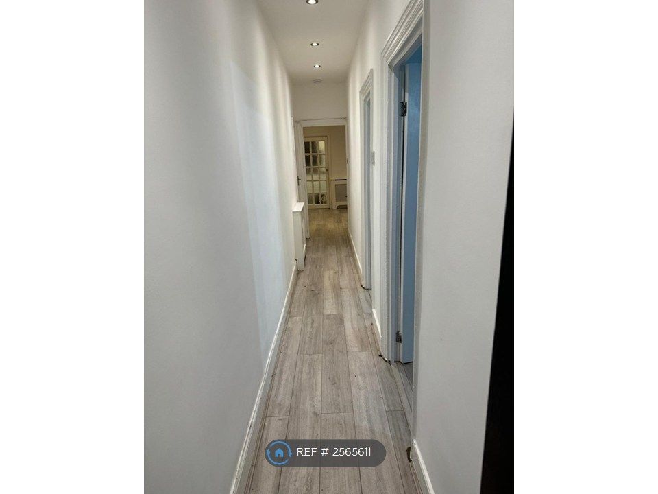 Property photo 3 of 6 Corridor