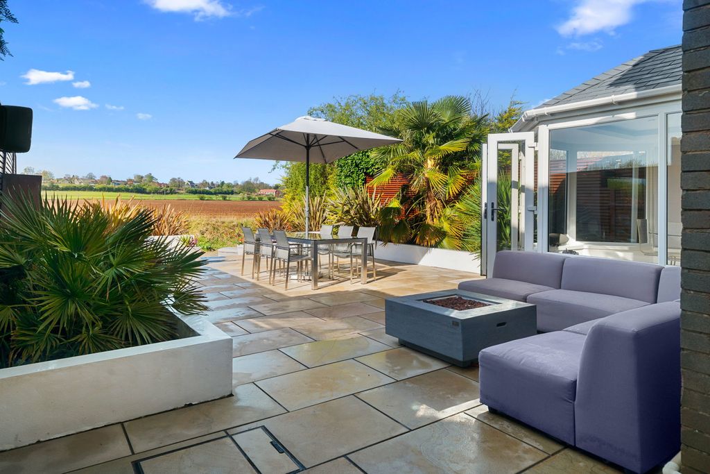 Property photo 2 of 27