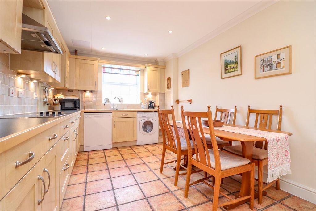 Additional image 10 of 2 bed flat for salePotters Place, Horsham RH12