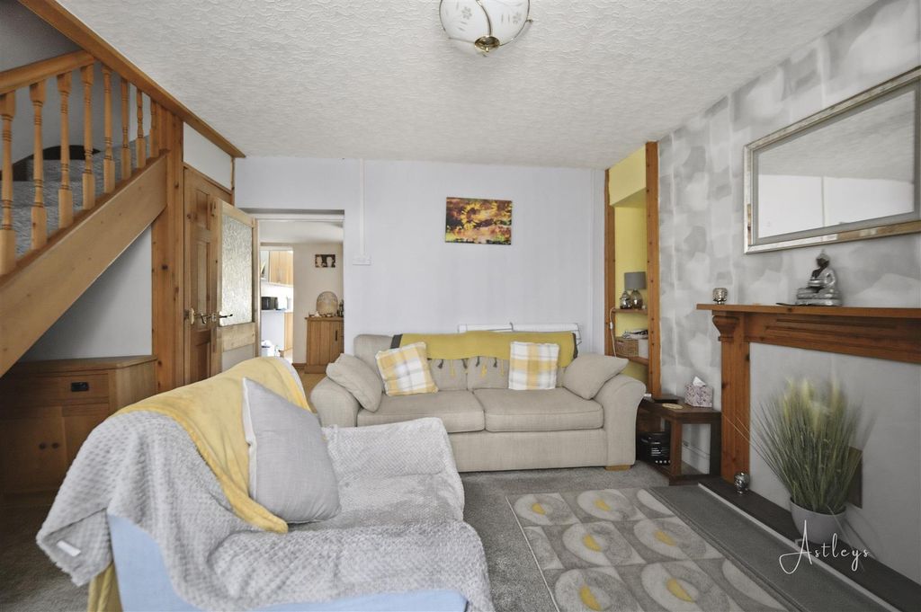 Property photo 3 of 17 Lounge