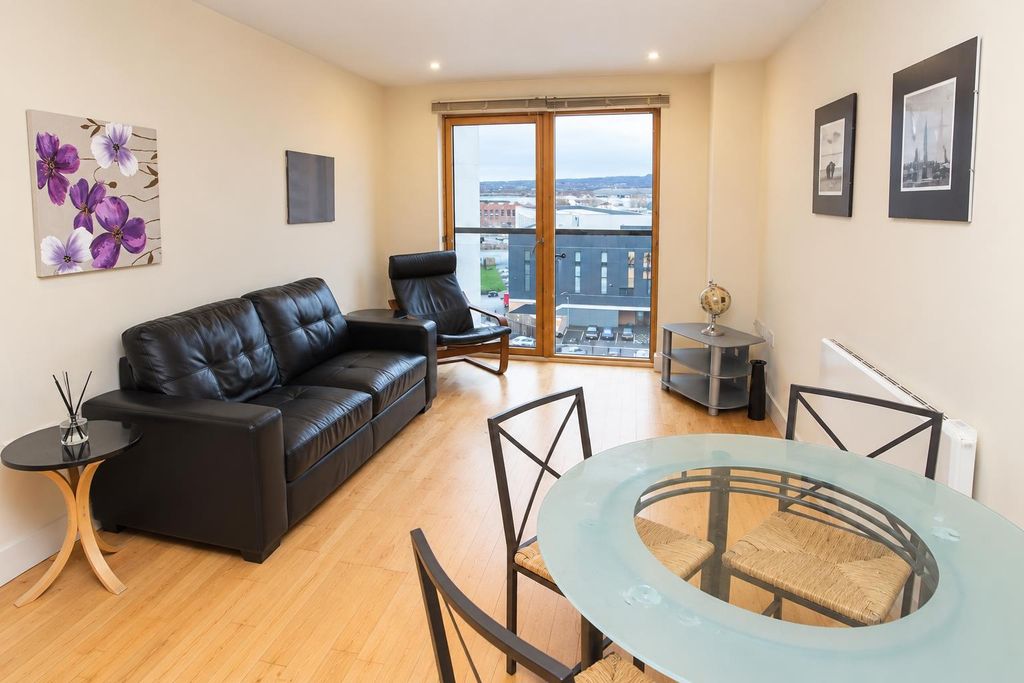 Property photo 1 of 8 Bright Open-Plan Living Room With Balcony Access...