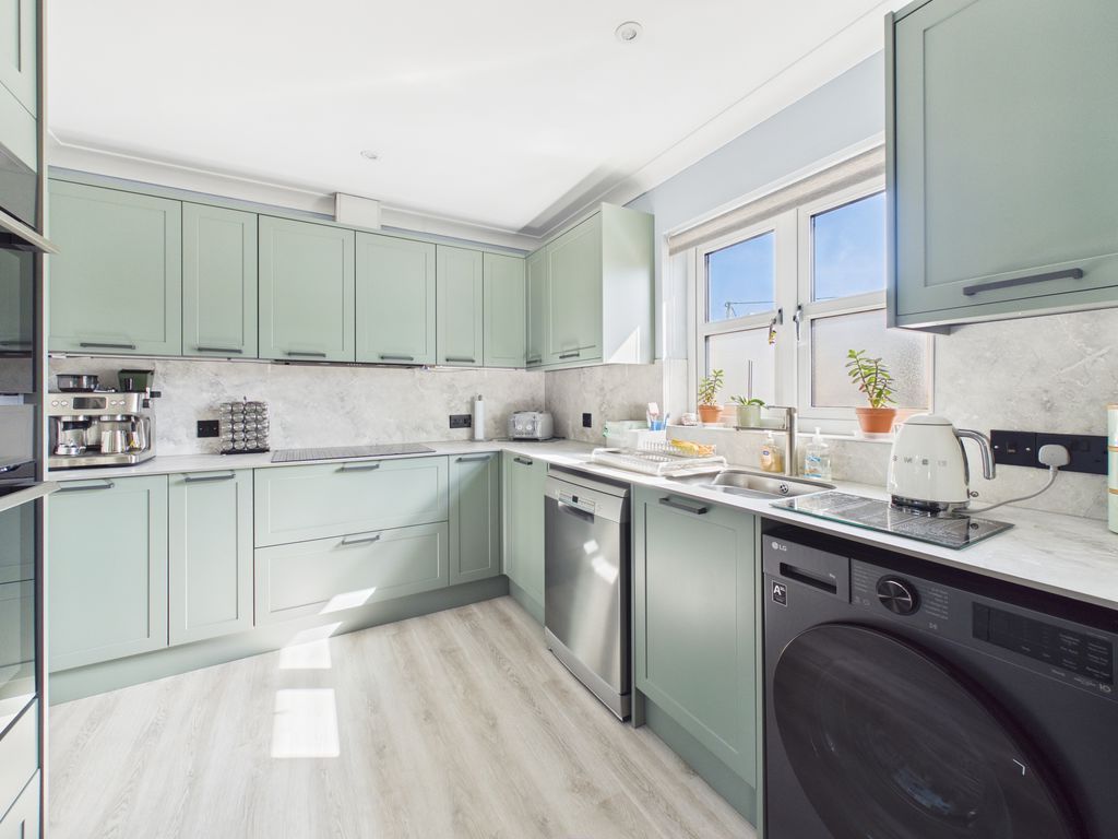 Property photo 3 of 11 Kitchen