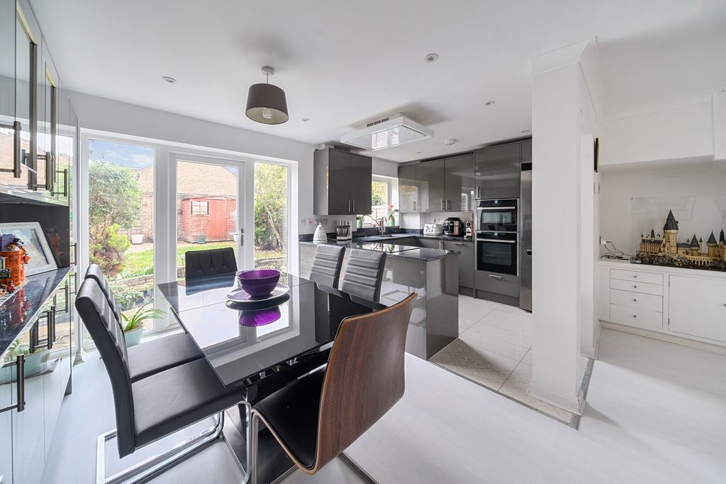 Property photo 2 of 16 1374907-19-6908ce...