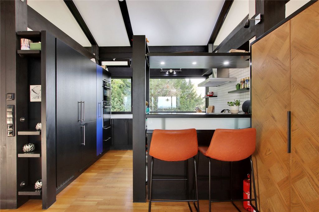 Property photo 3 of 19 Kitchen