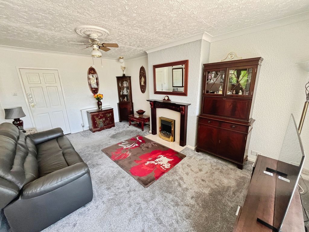 Property photo 2 of 19 Lounge